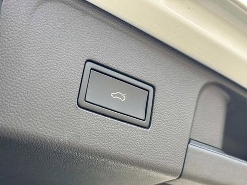 Used 2025 Volkswagen Atlas SE image 14