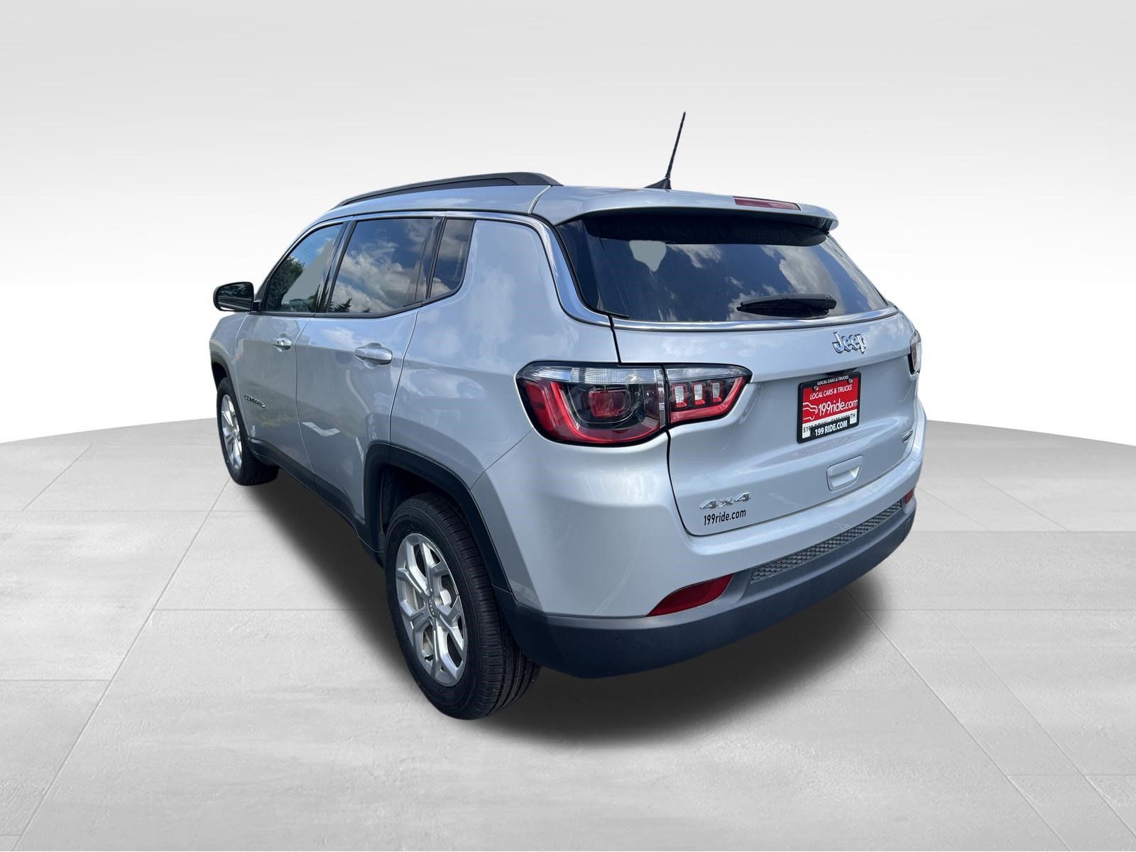 Used 2024 Jeep Compass Latitude AWD/4WD image 7