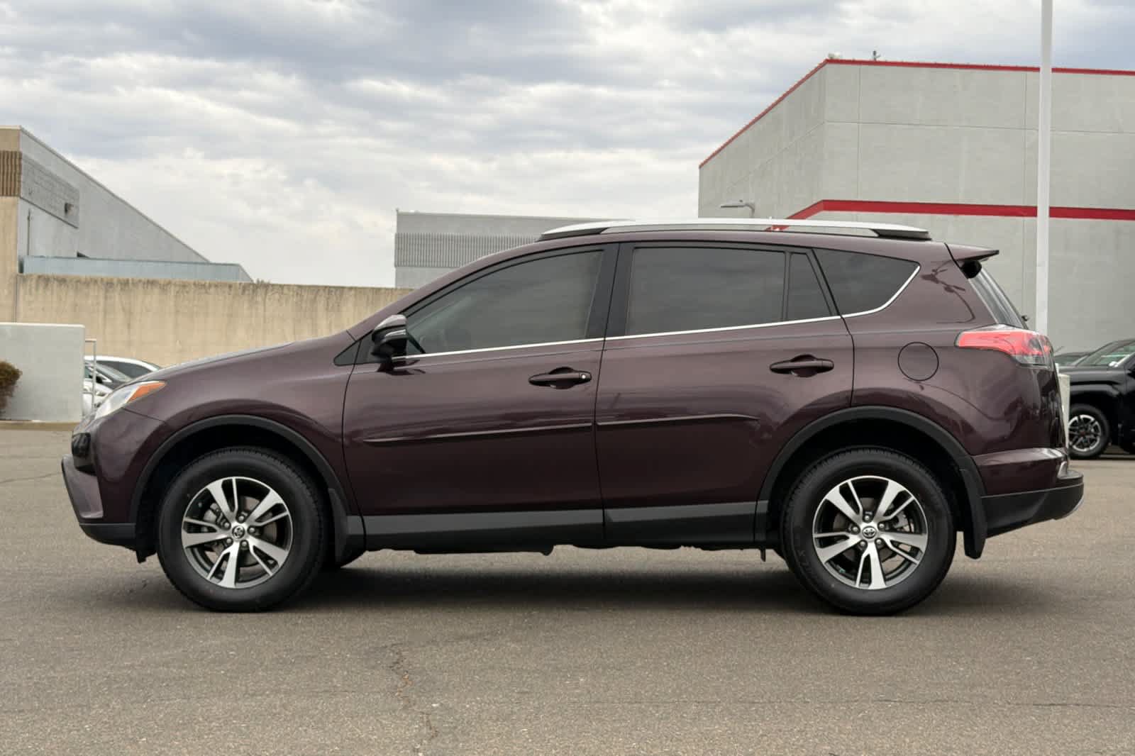 Used 2018 Toyota RAV4 XLE w/ Plus Extra Value Package FWD image 9