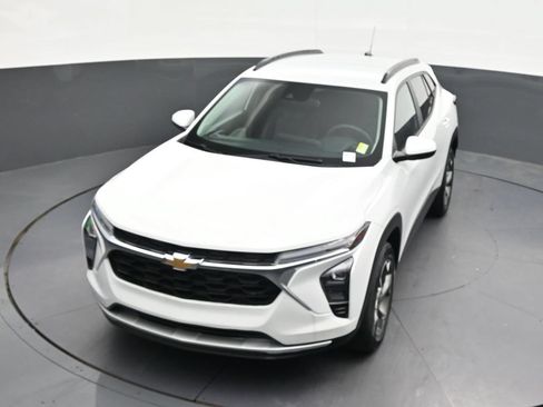 Used 2024 Chevrolet Trax LT FWD image 25