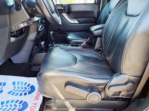 Used 2018 Jeep Wrangler Sahara w/ Connectivity Group image 18