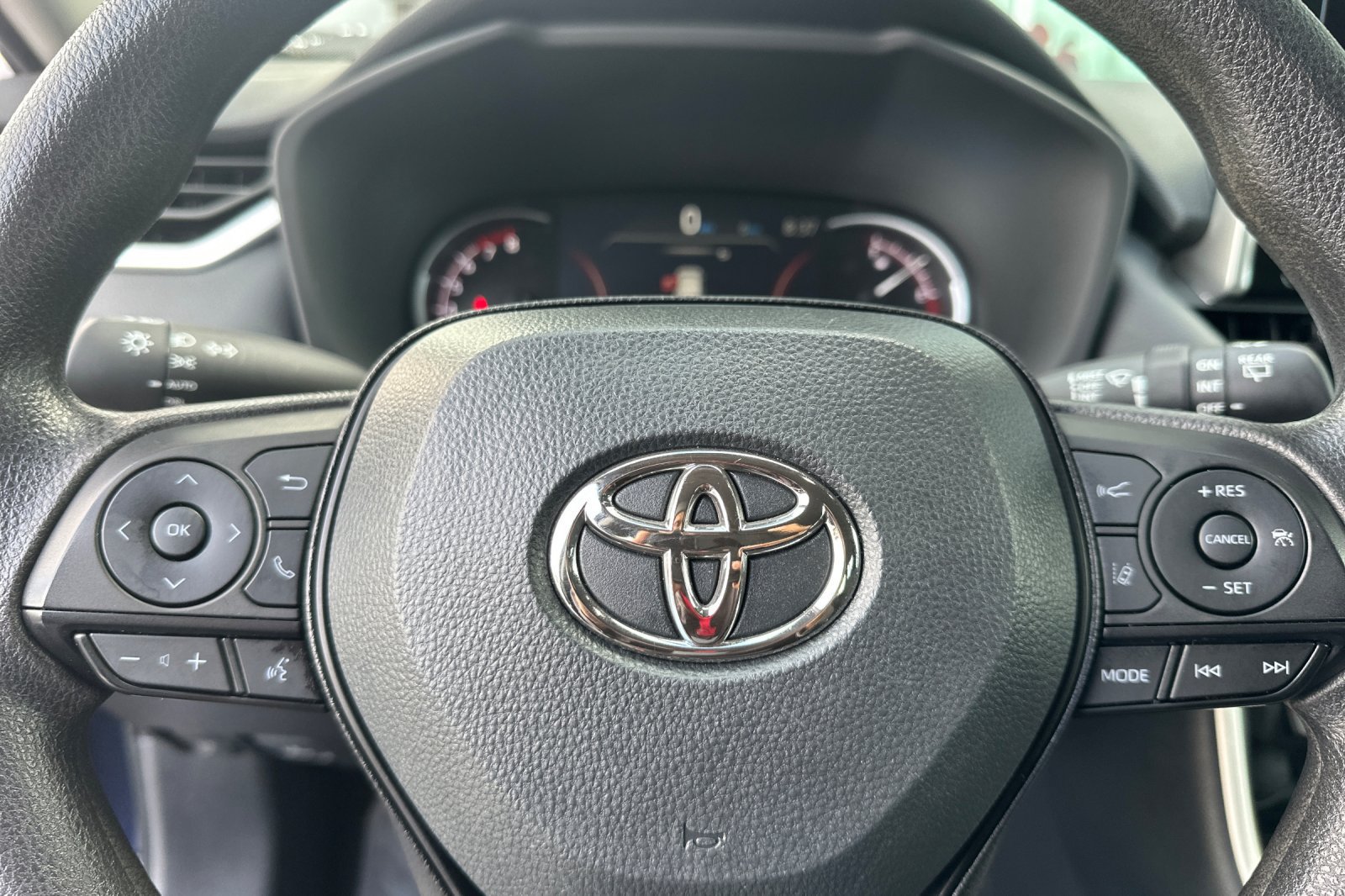 Used 2025 Toyota RAV4 XLE FWD image 25
