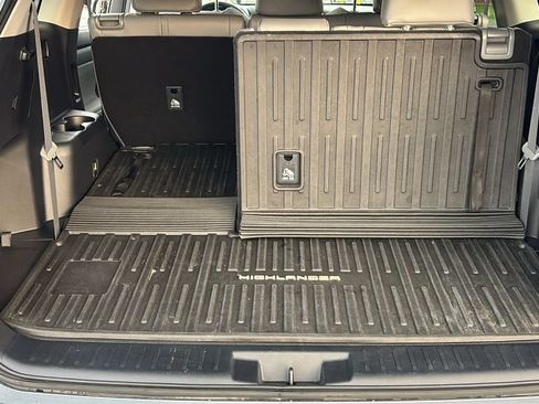 Used 2023 Toyota Highlander XLE AWD/4WD image 34