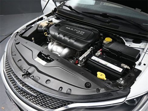 Used 2016 Chrysler 200 Limited image 10