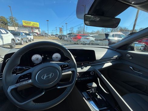 Used 2025 Hyundai Elantra SEL image 35