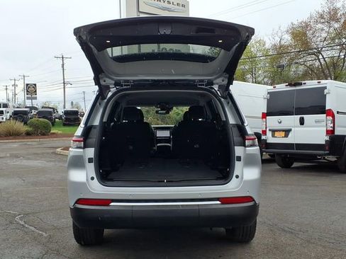 Used 2023 Jeep Grand Cherokee L Limited AWD/4WD image 10
