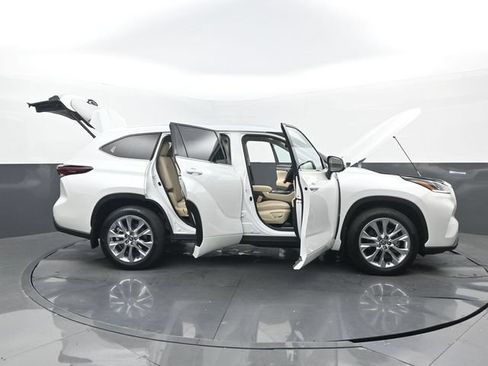 Used 2025 Toyota Highlander Limited FWD image 32