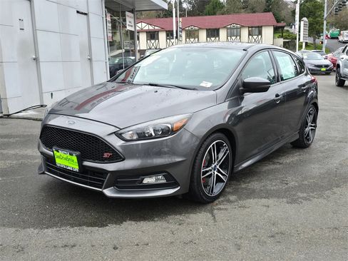 Used 2017 Ford Focus ST w/ Equipment Group 402A image 3