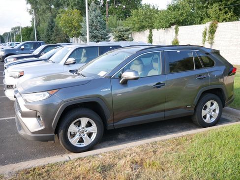 Used 2021 Toyota RAV4 XLE AWD/4WD image 3