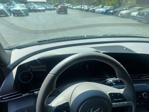 Used 2025 Hyundai Elantra SEL image 31