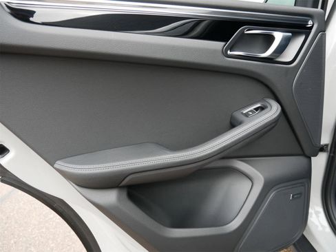 Used 2025 Porsche Macan image 11