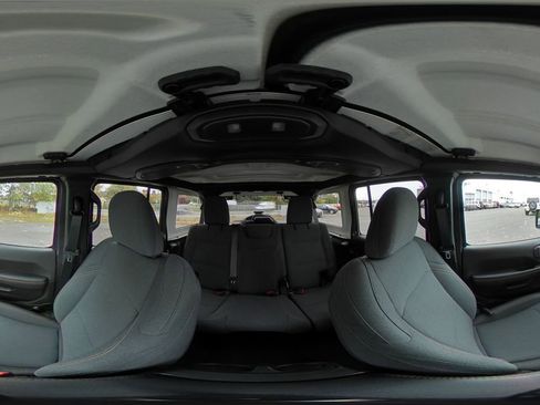 Used 2025 Jeep Wrangler Sahara image 41