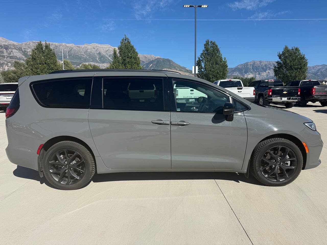 Used 2023 Chrysler Pacifica Limited w/ Uconnect Theater Family Group AWD/4WD image 2