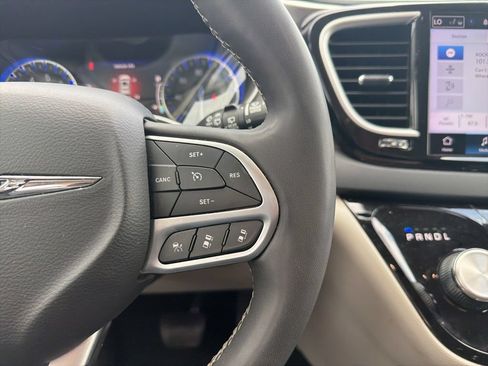 Used 2023 Chrysler Pacifica Touring-L FWD image 15
