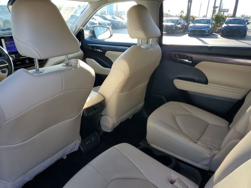Used 2023 Toyota Highlander Limited image 10
