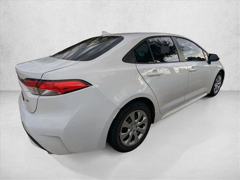 Used 2021 Toyota Corolla LE image 3
