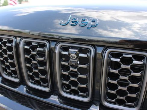 Used 2025 Jeep Grand Cherokee Summit w/ Advanced Protech Group IV AWD/4WD image 6
