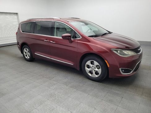 Used 2017 Chrysler Pacifica Touring-L Plus image 11