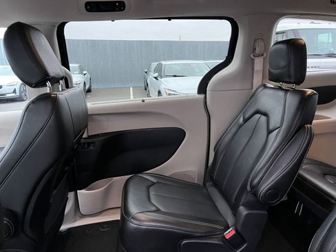 Used 2024 Chrysler Pacifica Touring-L image 39