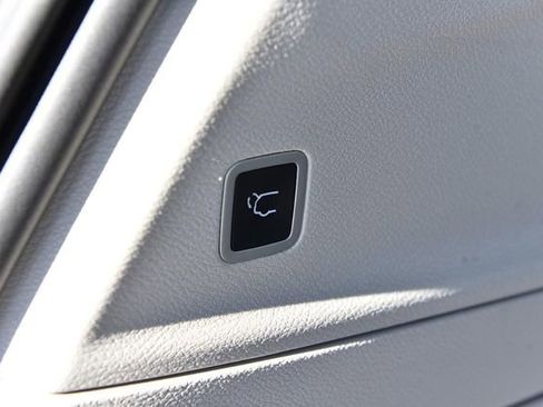 Used 2024 Chrysler Pacifica Select image 28