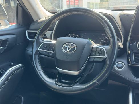 Used 2021 Toyota Highlander XLE AWD/4WD image 46