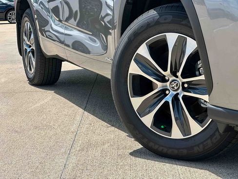 New 2026 Toyota Highlander XLE AWD/4WD image 2