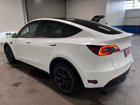 Used 2024 Tesla Model Y Long Range AWD/4WD image 5