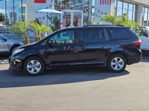 Used 2018 Toyota Sienna LE w/ Carpet Mat Package FWD image 4