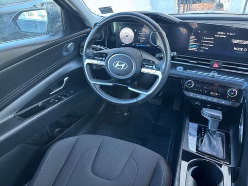 Used 2025 Hyundai Elantra SEL image 31