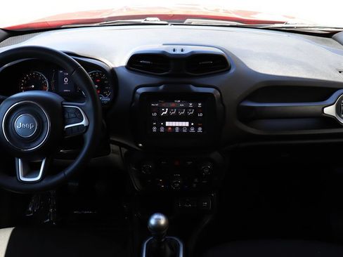 Used 2018 Jeep Renegade Latitude FWD image 32