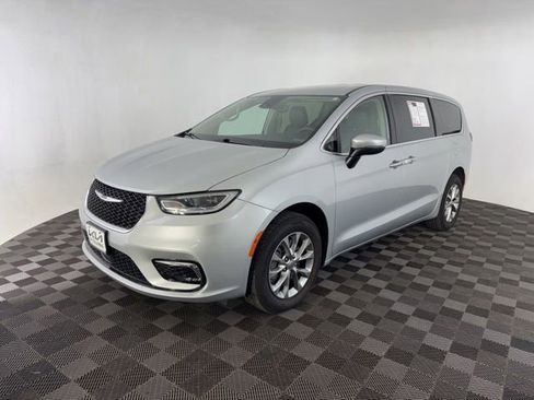 Used 2023 Chrysler Pacifica Touring-L image 5