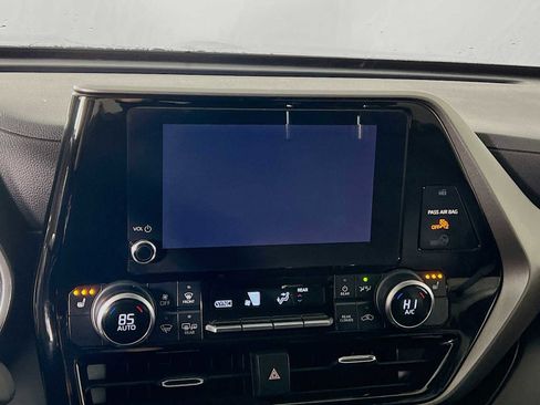 Used 2023 Toyota Highlander XLE image 14
