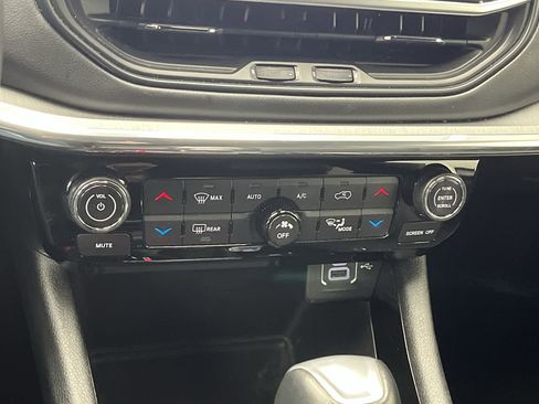 Used 2023 Jeep Compass Limited image 21