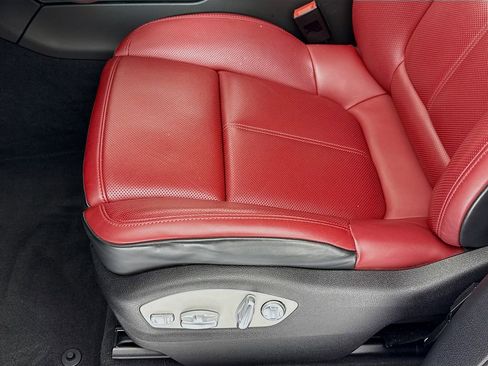 Certified 2025 Porsche Macan image 13