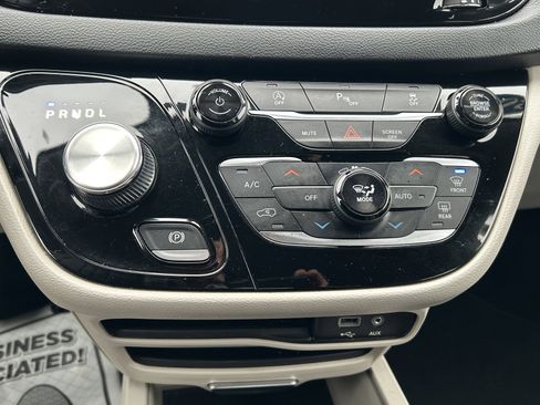 Used 2020 Chrysler Pacifica Touring-L image 29