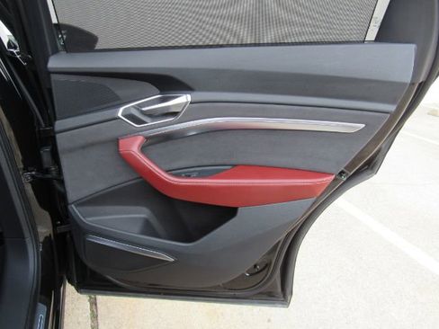 Used 2022 Audi e-tron S Prestige w/ Prestige Package image 27