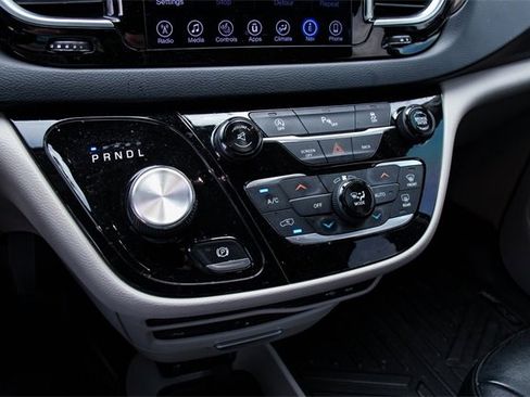 Used 2017 Chrysler Pacifica Touring-L Plus image 21