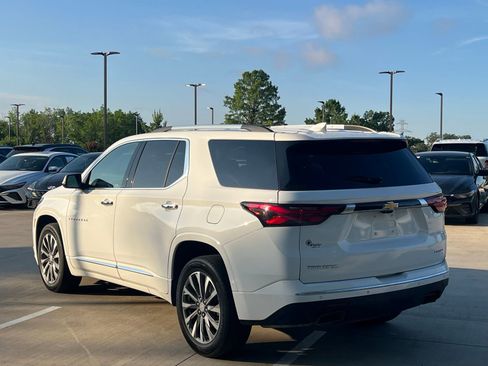 Used 2023 Chevrolet Traverse Premier FWD image 9