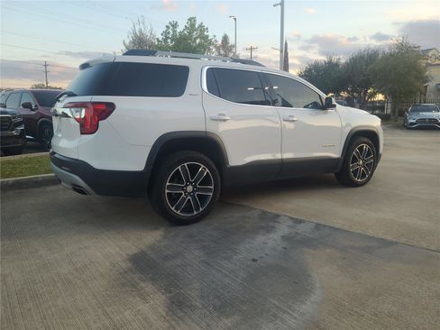 Used 2020 GMC Acadia SLT w/ Driver Alert Package II image 2