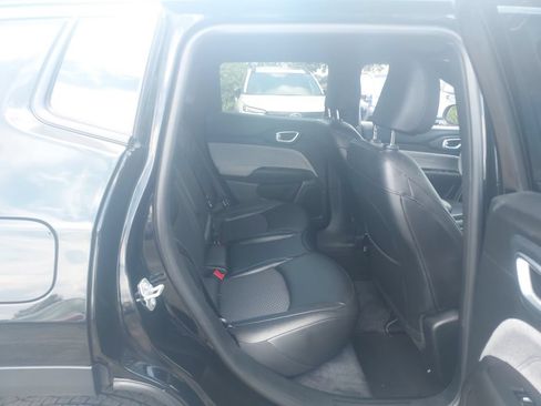 Used 2025 Jeep Compass Latitude AWD/4WD image 29