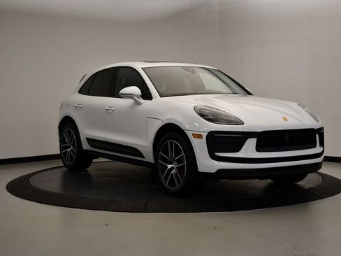 Certified 2026 Porsche Macan AWD/4WD image 9