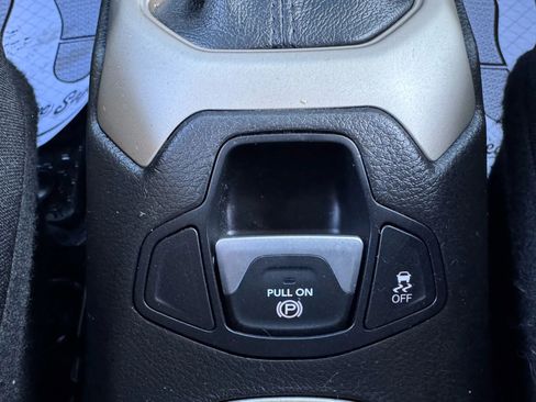 Used 2017 Jeep Renegade Latitude w/ Cold Weather Group image 28