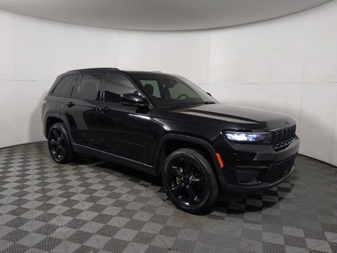 Used 2023 Jeep Grand Cherokee Altitude AWD/4WD image 11