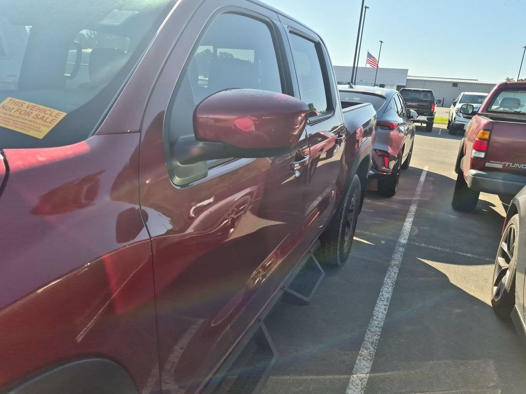 Used 2025 Nissan Frontier PRO-4X AWD/4WD image 4
