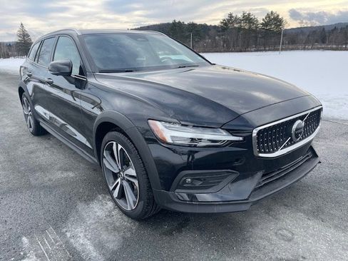 Used 2025 Volvo V60 B5 Cross Country Plus image 6