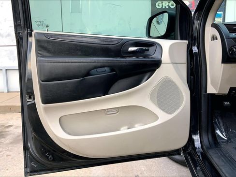 Used 2020 Dodge Grand Caravan SE w/ UConnect Hands-Free Group image 23