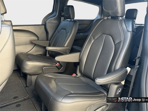 Used 2024 Chrysler Pacifica Touring-L w/ S Appearance Package image 14