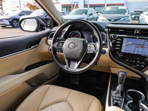 Certified 2019 Toyota Camry XLE FWD image 4
