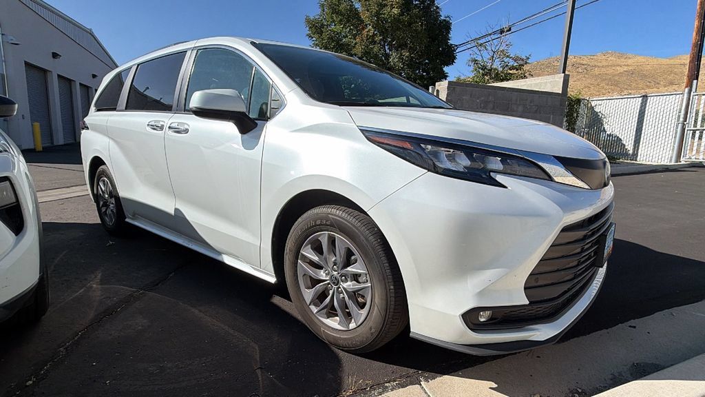 Used 2025 Toyota Sienna XLE FWD image 1