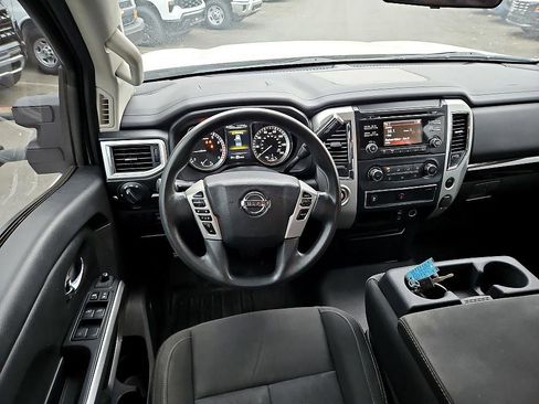Used 2018 Nissan Titan SV image 14
